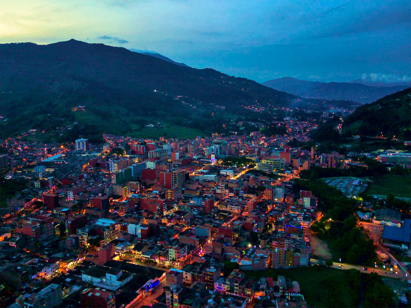 Panorámica nocturna de Caldas