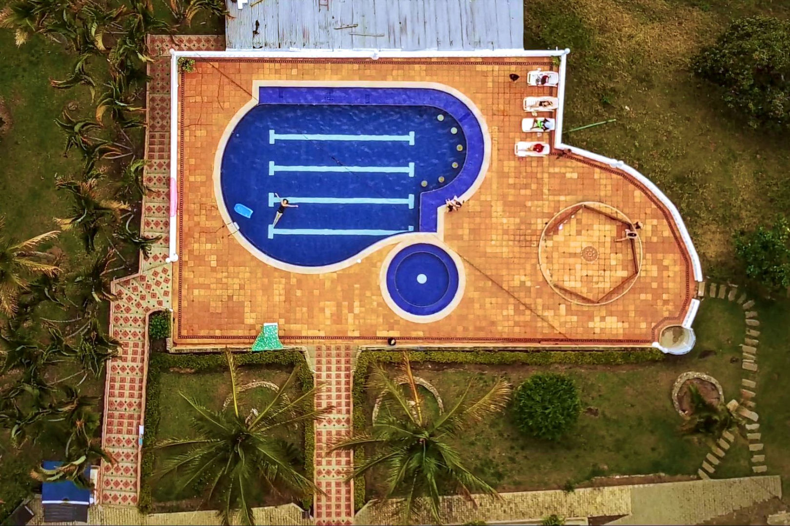 Vista aérea sobre una piscina